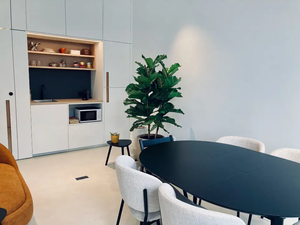 De ronde tafel van 4 personen kan eenvoudig uitgeschoven worden voor 6 personen.