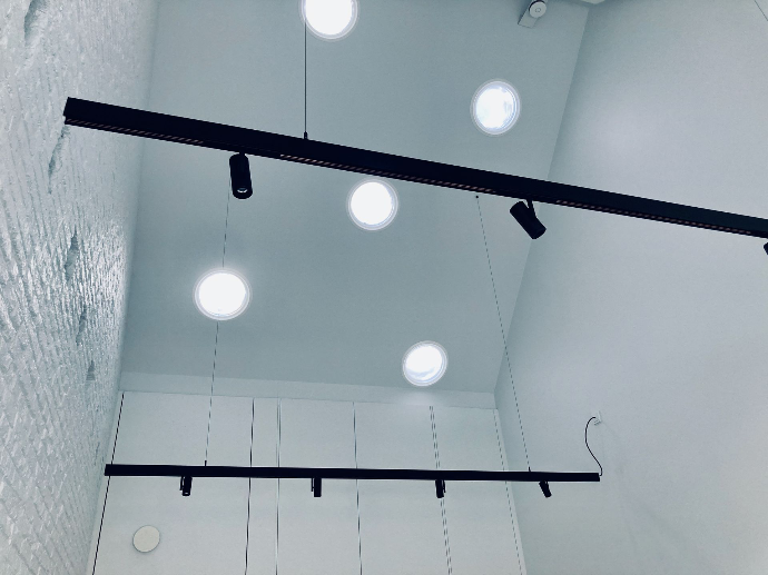 De ruimte is hoog en krijgt daglicht via daktunnels en sfeervolle verlichting