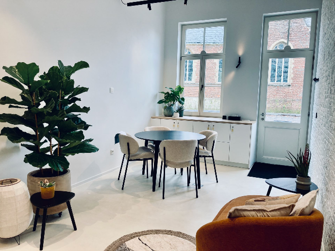 De inrichting van de vergaderruimte straalt rust uit. Tafel, stoelen en zetel zijn flexibel inzetbaar om een ideale werkplek te creëren.