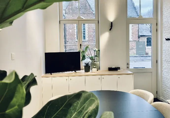 Met het aanwezige scherm kan je je laptop of gsm koppelen om presentaties te geven