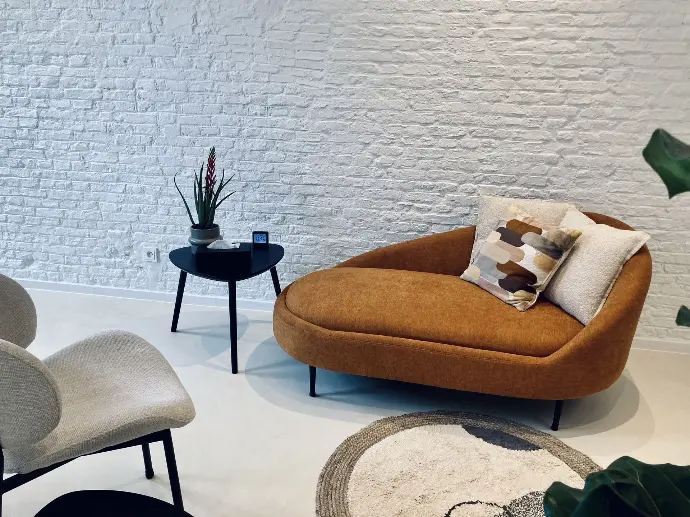 Als therapeut kan je de ruimte omvormen tot een 1 op 1 gesprek in de zetel. Klokje en tissues aanwezig.