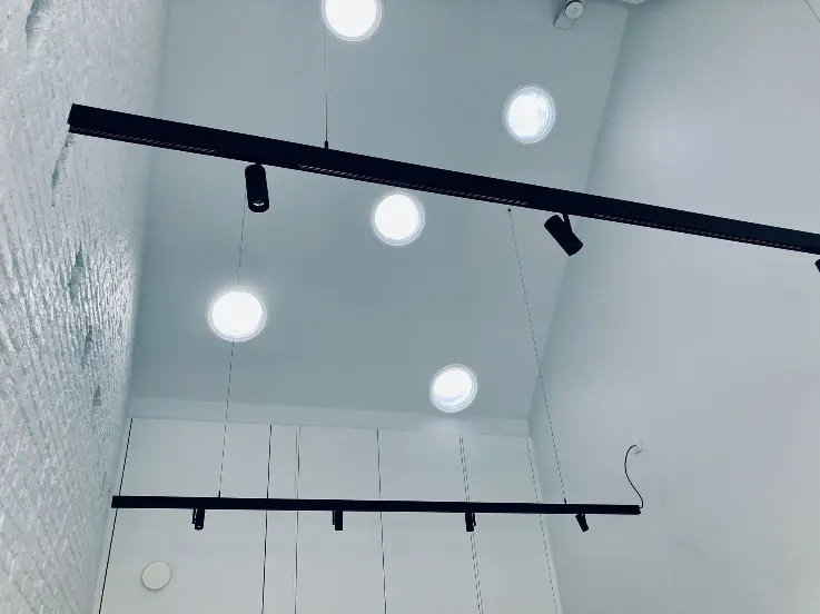 Lichtkoepels en voldoende armaturen zorgen voor zowel sfeervolle als functionele verlichting