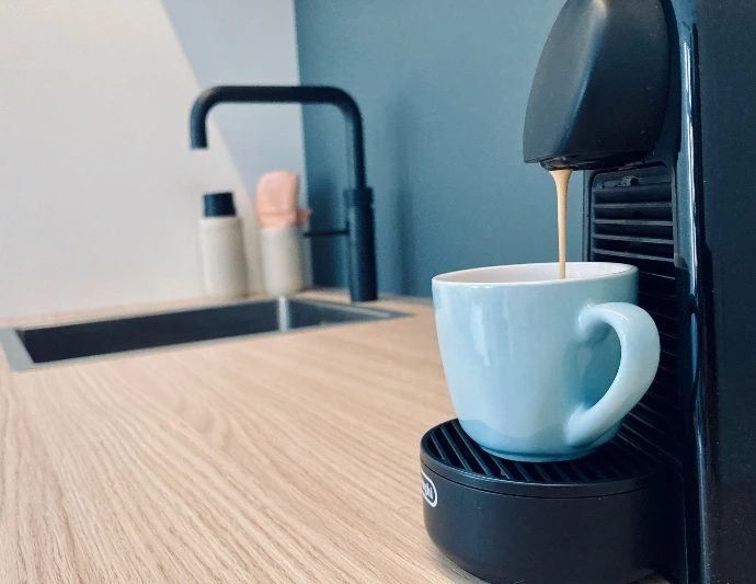 Met de Nespresso koffiemachine maak je je eigen kopje koffie. Voor de theeliefhebbers is er een heet-waterkraan.