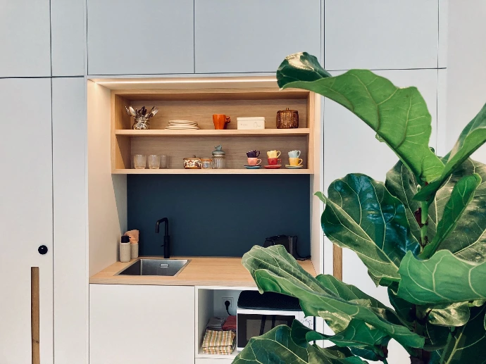 Kopje koffie of thee aanbieden in de kitchenette